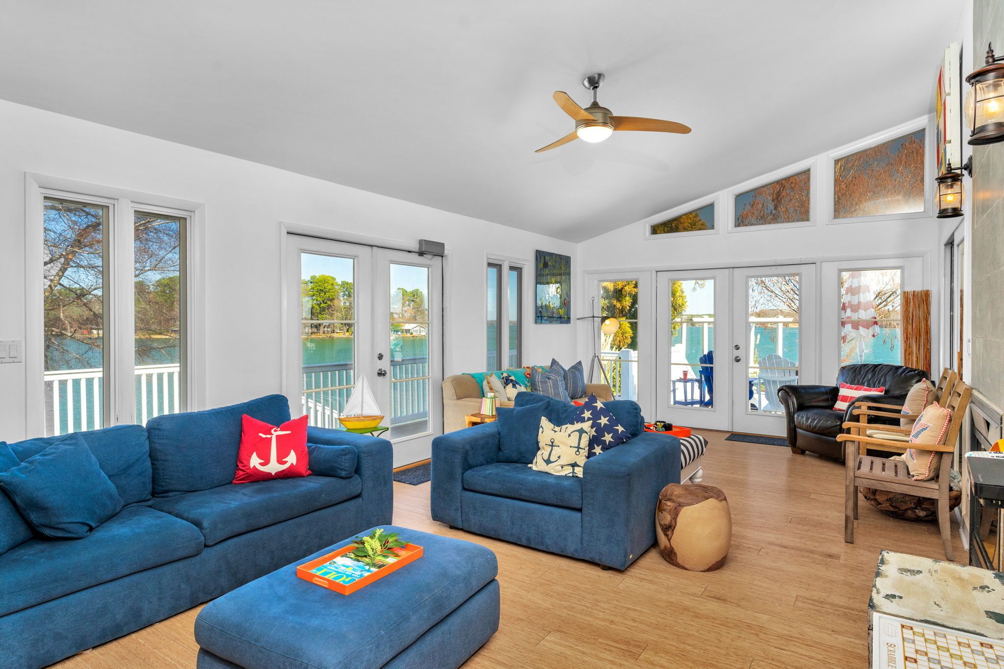 Charlotte Lux Lake House Private Peninsula  and Beach 