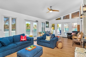 Smart TV, chimenea, tenis de mesa y libros