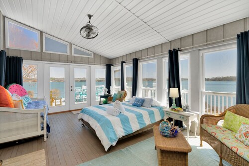 Charlotte Lux Lake House Private Peninsula, Hot Tub & Beach, Wheelchair access 