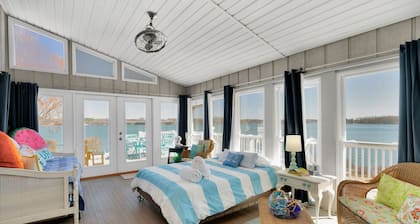 Charlotte Lux Lake House Private Peninsula, Hot Tub & Beach, Wheelchair access