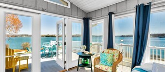 Charlotte Lux Lake House Private Peninsula, Hot Tub & Beach, Wheelchair access