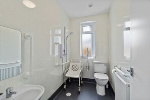 Classic Bungalow, Garden View (Fernhurst) | Bathroom - Plymouth-fernhurst- 2 Bedroom Bungalow (Plymouth)
