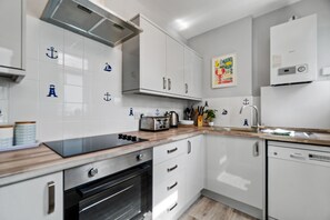 Classic Bungalow, Garden View (Fernhurst) | Shared kitchen | High chair - Plymouth-fernhurst- 2 Bedroom Bungalow (Plymouth)