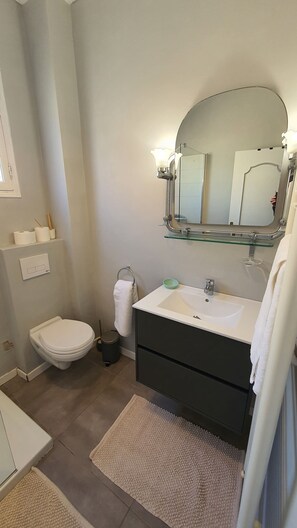 Baignoire, séchoir à cheveux, serviettes fournies, savon
