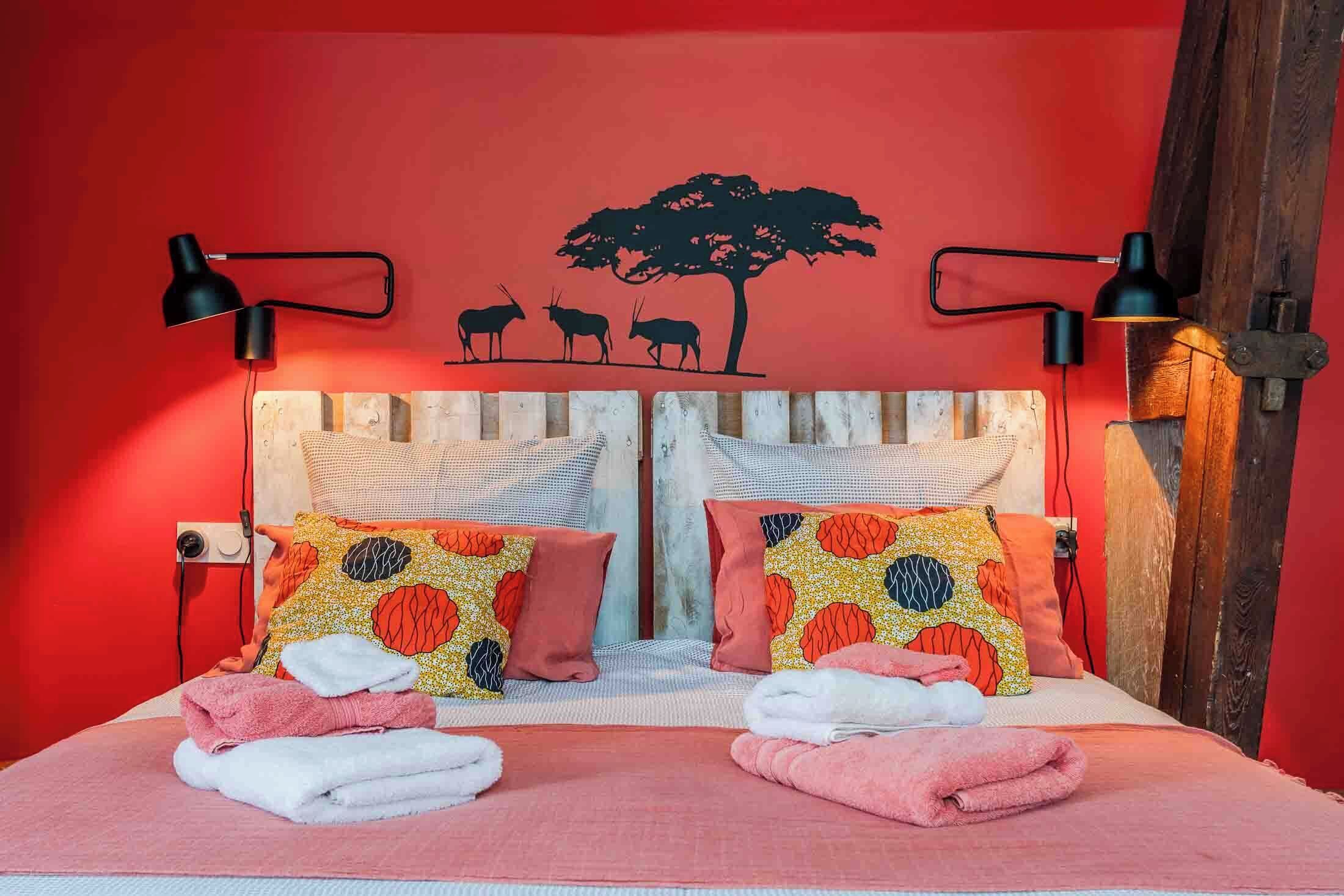 Africaine/ Chambre prémium double à triple avec balcon | 高档床上用品、特色装修、特色家居、办公桌