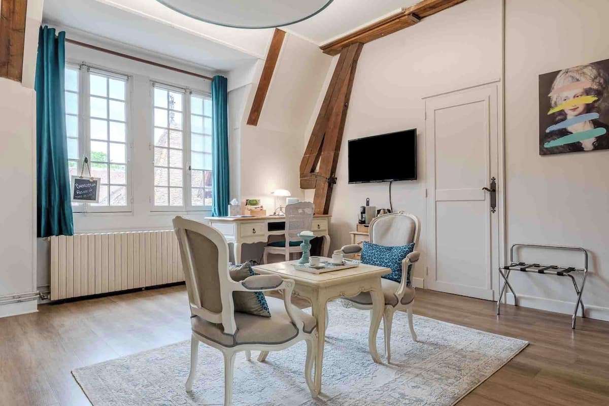 Rom – premium, 1 soverom, ikke-røyk, privat bad (Marquise/ Chambre prémium double à q) | Sengetøy av topp kvalitet, skrivebord og strykejern/-brett