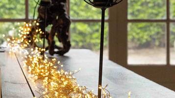 Une table ornée d’une lampe et d’un objet décoratif, le tout entouré de guirlandes lumineuses.