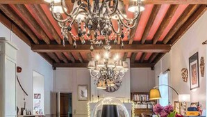 Un desayuno con una mesa de madera, un candelabro y una cúpula de cristal como centro de mesa.