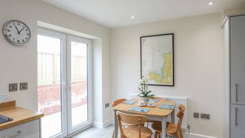 Stuga | Eget kök | Kylskåp, diskmaskin, vattenkokare och brödrost