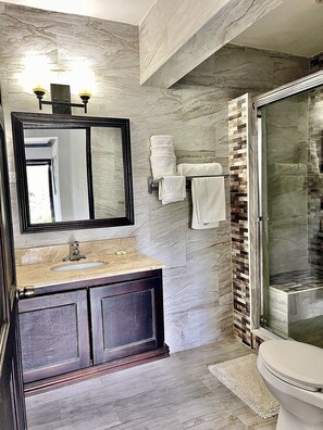 Deluxe Room | Bathroom | Shower, rainfall showerhead, towels - Starlight Chalet (Silver Hill Gap)