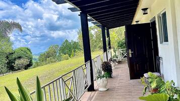 Deluxe Room | Terrace/patio