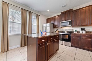 冷蔵庫、電子レンジ、オーブン、コンロ