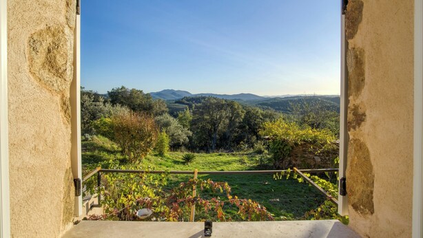 A balcony with a view of a lush landscape and distant mountains. - Cosy ALL NEW cottage with swimming pool- (Tanneron)