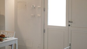 A bedroom with a bed, a table, and a window. - Apartment at 500 meters from the sea (Monopoli)