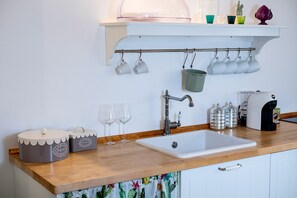 Refrigerador, microondas, cafetera y tetera y tetera eléctrica 