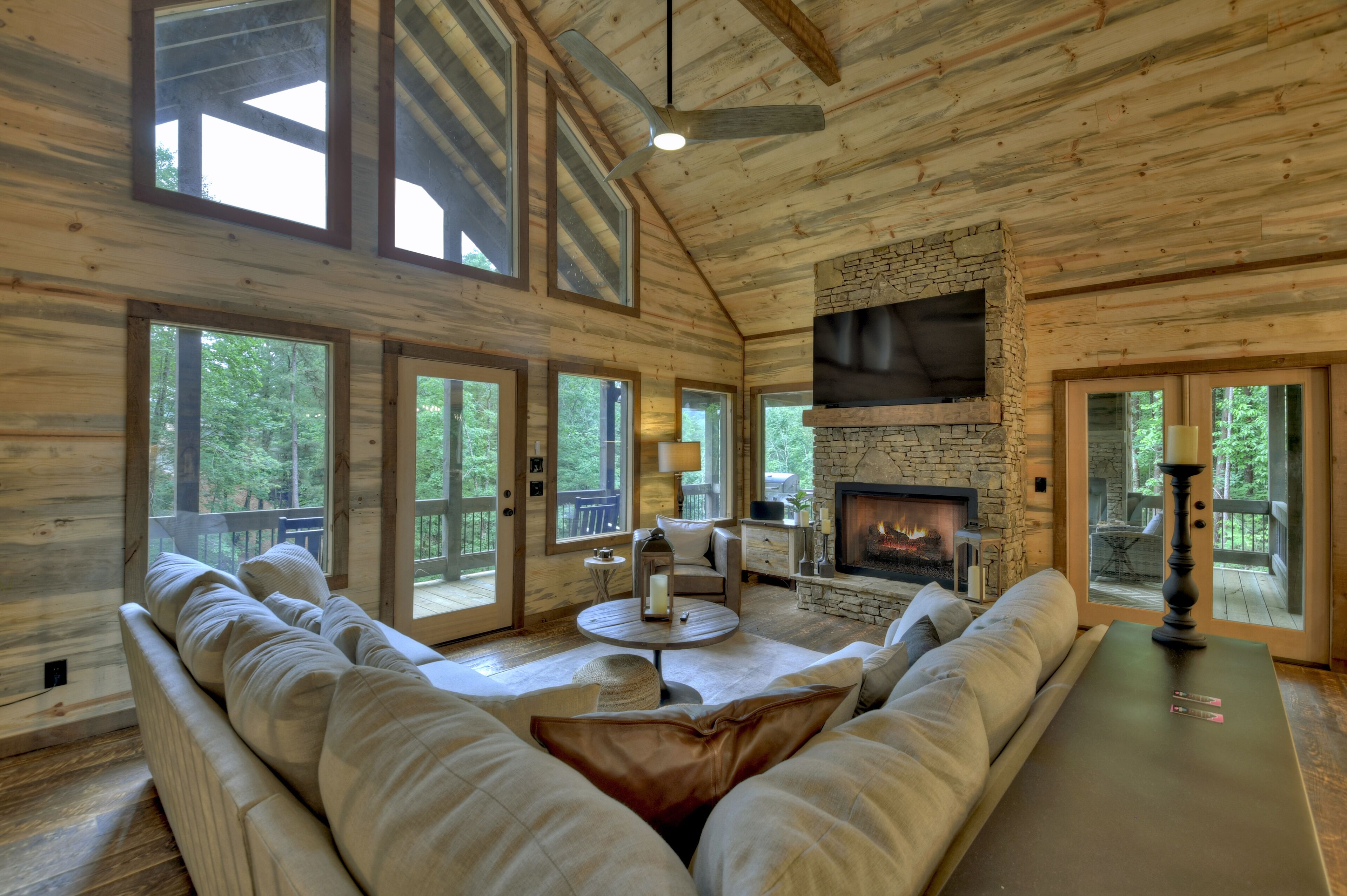 Altitude Adjustment~ Luxury Cabin 20 minutes to Downtown Blue Ridge! Mountain Views!! Hot tub!