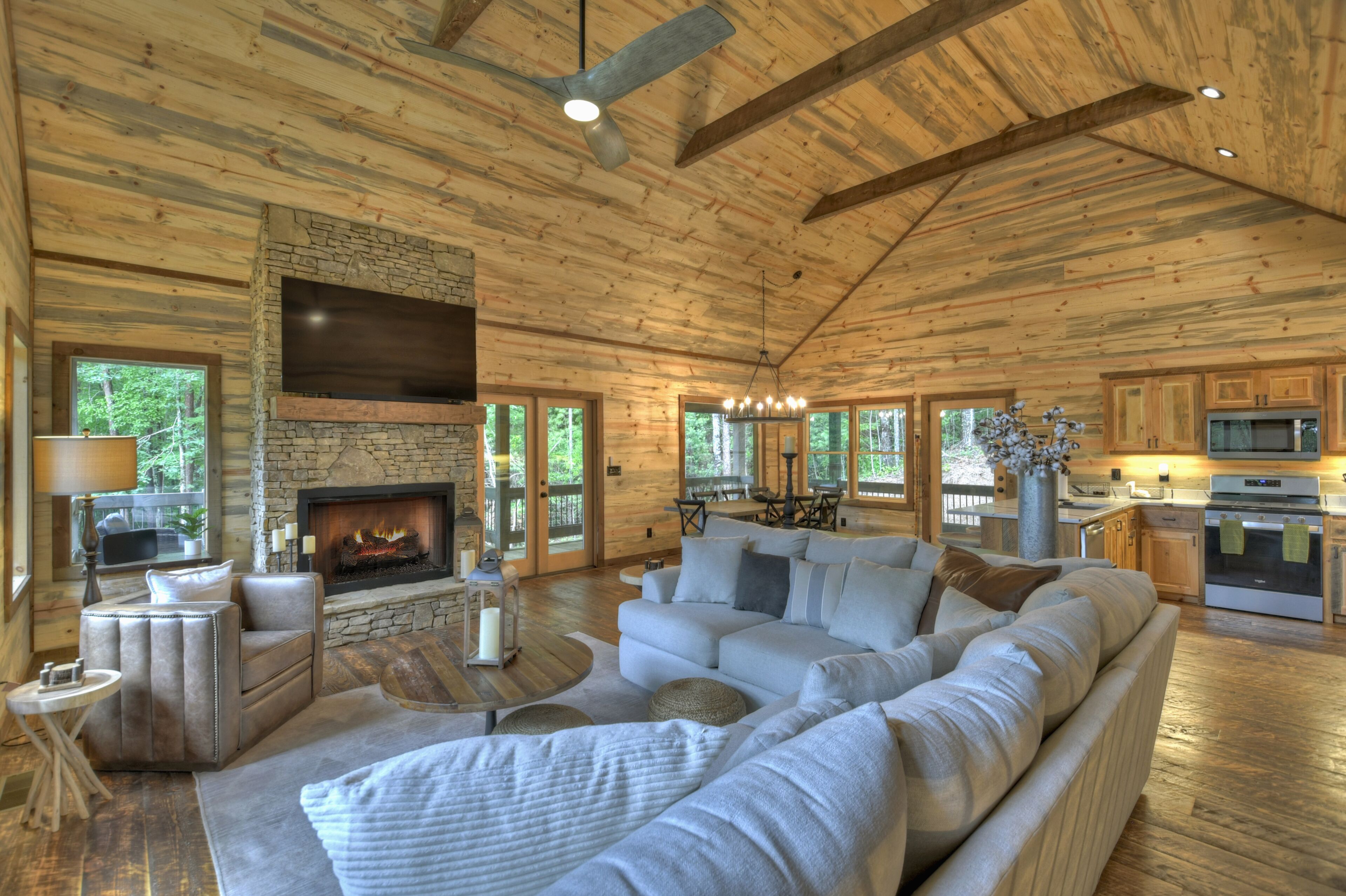 Altitude Adjustment~ Luxury Cabin 20 minutes to Downtown Blue Ridge! Mountain Views!! Hot tub!