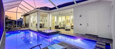 Una piscina al aire libre, una piscina climatizada