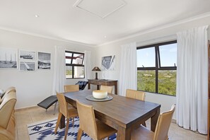 บ้านพัก (3 Bedrooms) | บริเวณนั่งเล่น | ทีวีจอแบน