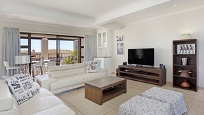 منزل (3 Bedrooms) | منطقة المعيشة | تلفزيون بشاشة مسطحة