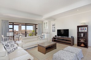 House (3 Bedrooms) | Living area