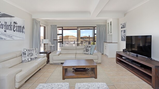 منزل (3 Bedrooms) | منطقة المعيشة | تلفزيون بشاشة مسطحة
