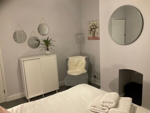 1 bedroom, iron/ironing board, bed sheets - Central cosy home 5 minutes walk from Shrewsbury - Pass the Keys (Shrewsbury)