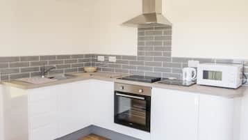 Cottage | Private kitchen | Fridge, electric kettle, toaster, cookware/dishes/utensils