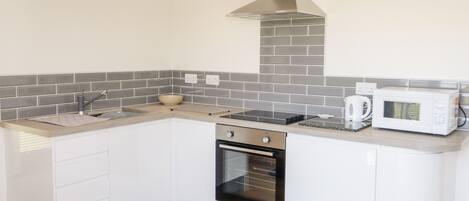 Cottage | Private kitchen | Fridge, electric kettle, toaster, cookware/dishes/utensils