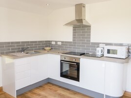 Sumarhús | Einkaeldhús | Ísskápur, rafmagnsketill, brauðrist, pottar/pönnur/diskar/hnífapör