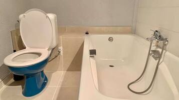 Een bad, een haardroger, handdoeken