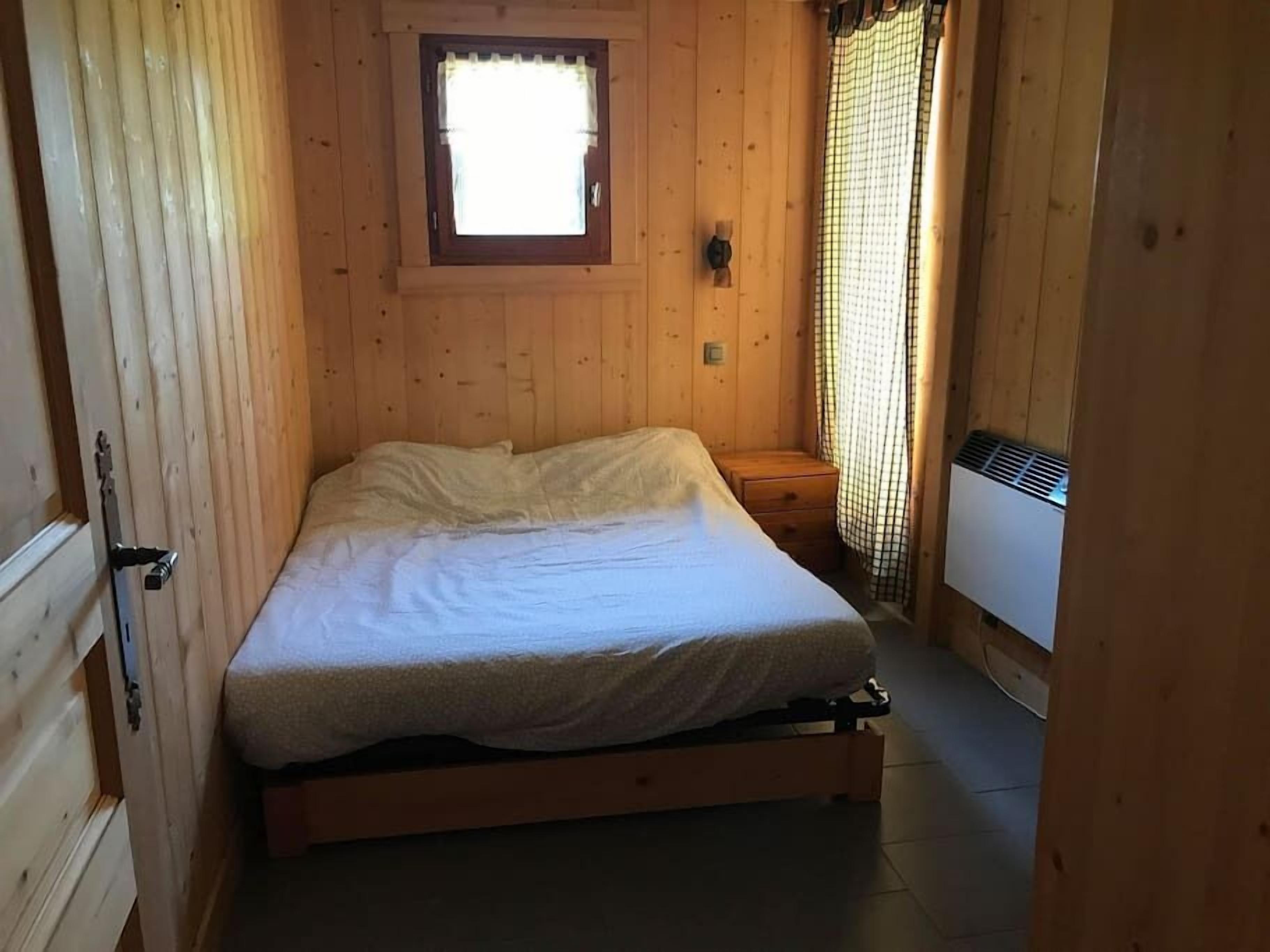 2 bedrooms, iron/ironing board, WiFi