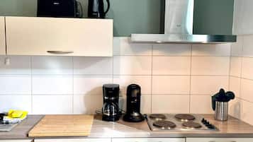 Geladeira, fogão, lava-louças, cafeteira/chaleira
