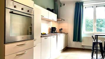 Refrigerador, horno, lavavajillas y cafetera y tetera