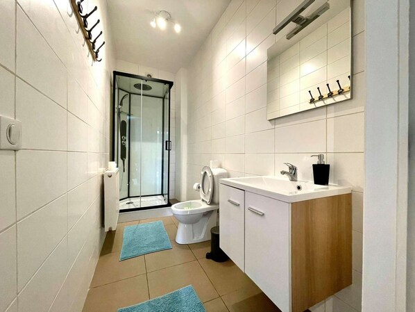 Douche, séchoir à cheveux, serviettes fournies