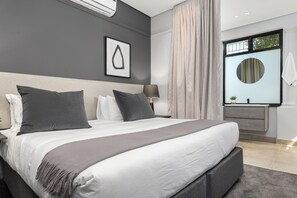 1 bedroom, in-room safe, iron/ironing board, WiFi - One Calais | Spacious Studio | Walk to Prom (Cape Town)
