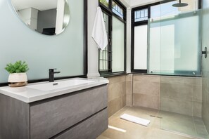 Dusche, Haartrockner, Handtücher, Seife