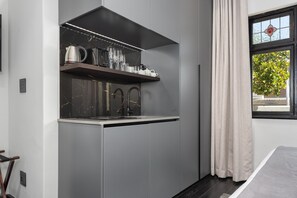 Réfrigérateur, micro-ondes, plaque de cuisson, bouilloire électrique