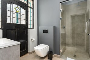 Shower, hair dryer, towels, soap - One Calais | Spacious Studio | Workspace (Cape Town)