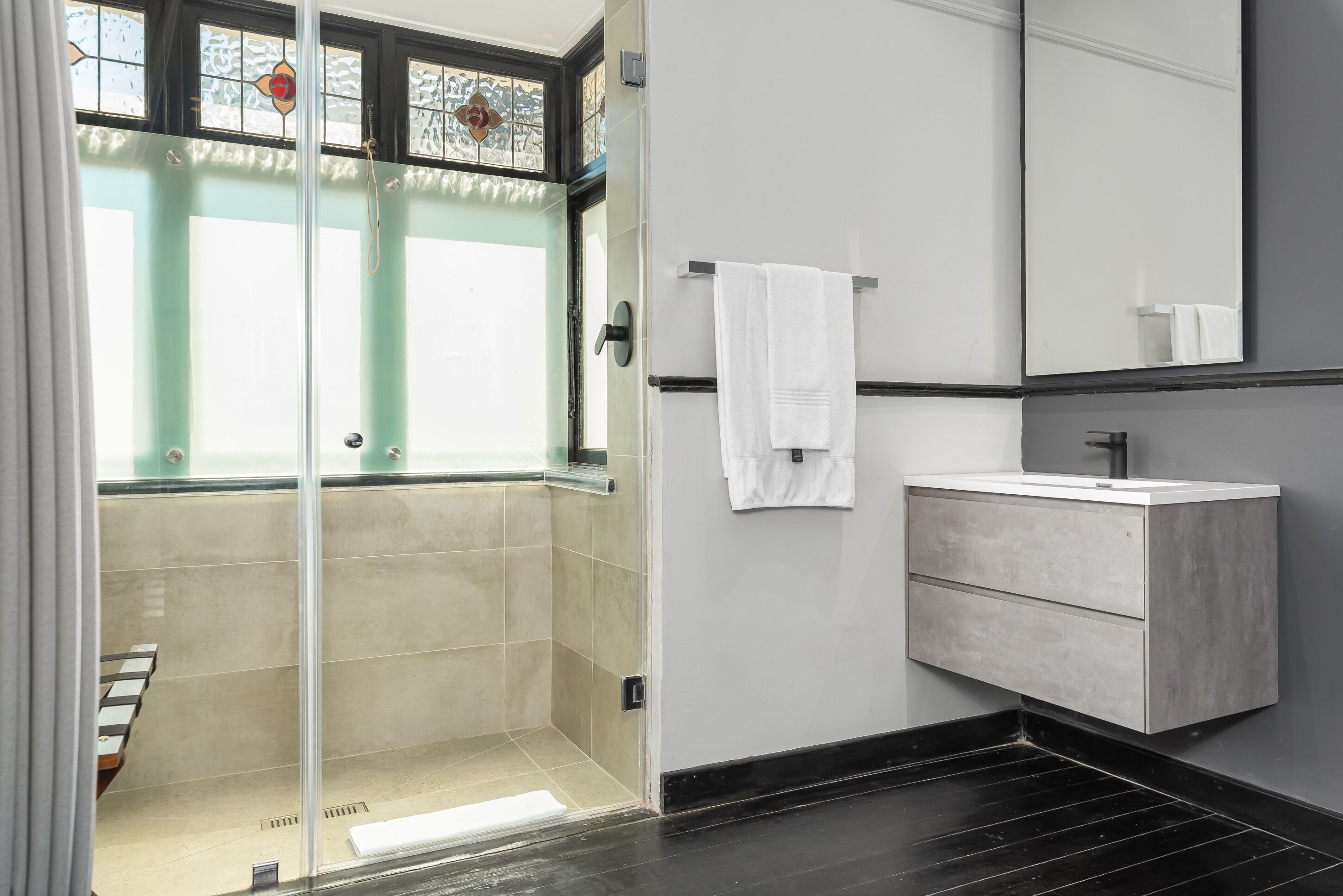 Dusj, hårføner, håndklær og såpe