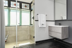 Dusj, hårføner, håndklær og såpe