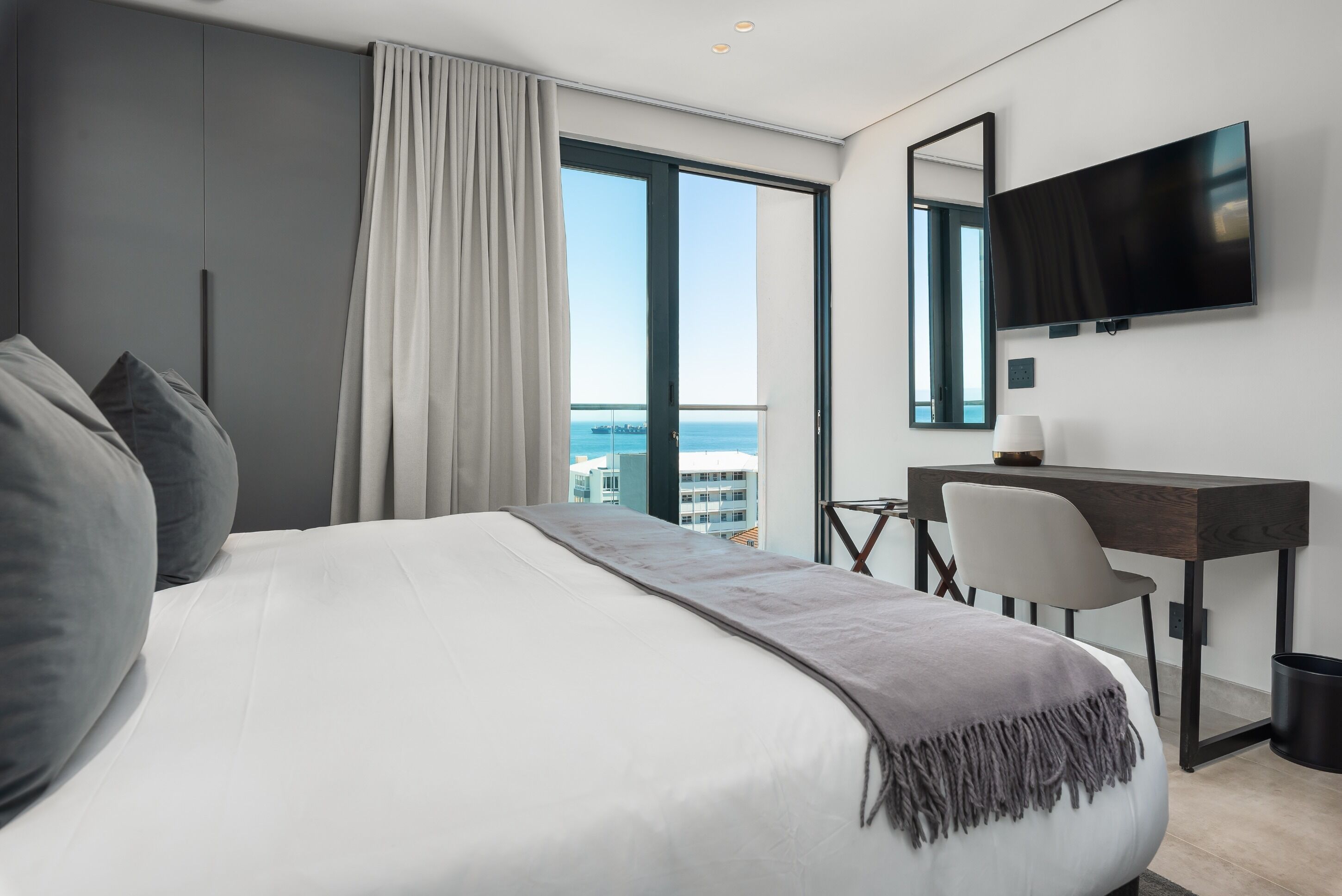 1 間睡房、房內夾萬、熨斗/熨衫板、上網