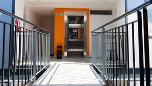 En moderne elevator med skilt, der viser udgangen.