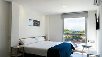 1 camera, una cassaforte in camera, tende oscuranti, insonorizzazione