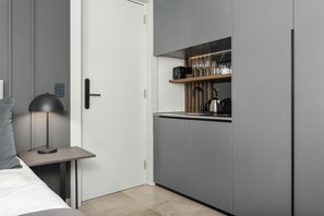1 bedroom, in-room safe, iron/ironing board, internet - One Calais | Ocean and Hillside Views (Cape Town)