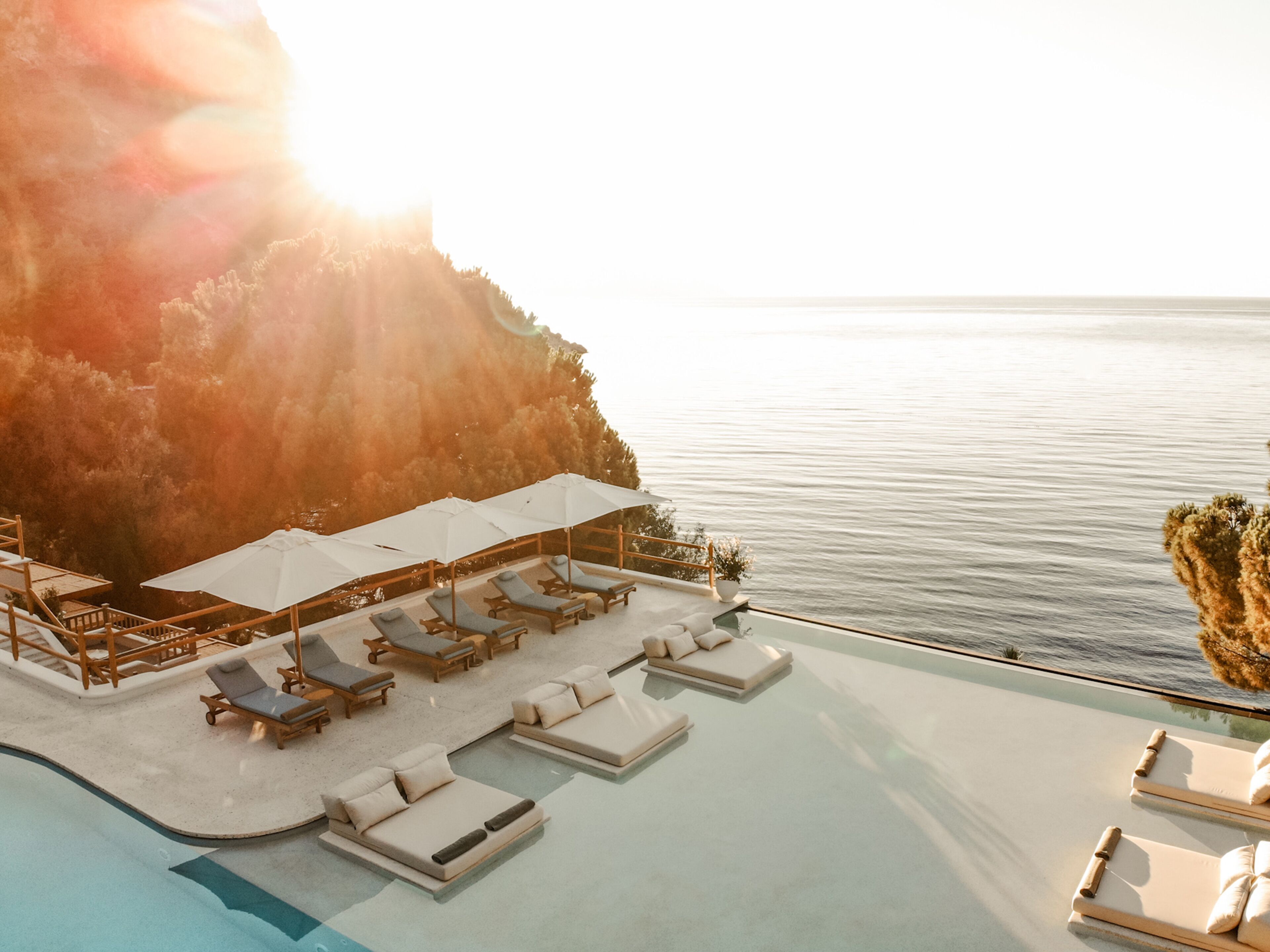 Piscine extérieure, cabanons gratuits, parasols de plage