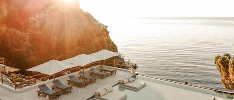 Piscine extérieure, cabanons gratuits, parasols de plage