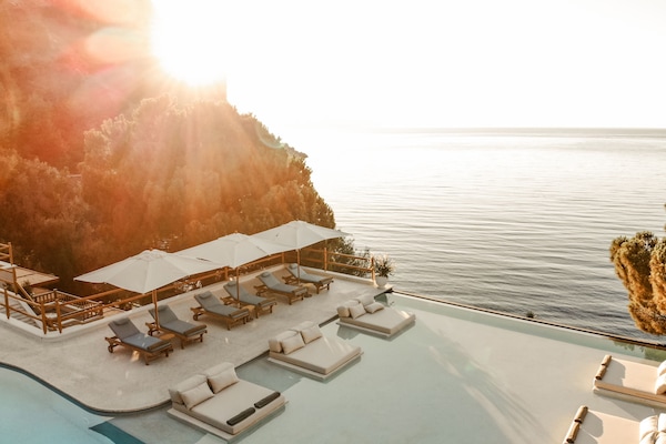 Piscine extérieure, cabanons gratuits, parasols de plage