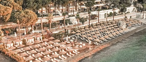 En la playa, camas de playa gratuitas, camastros y sombrillas
