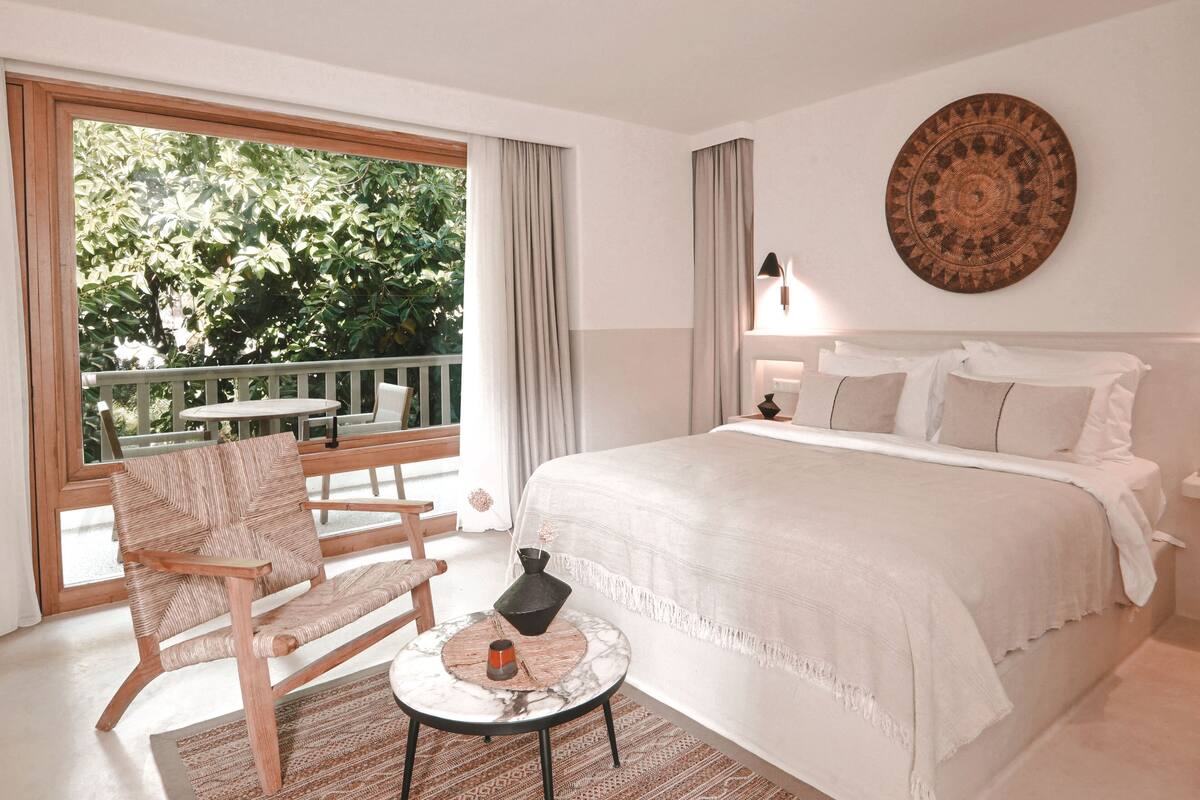 Superior Room with Garden View | Egyptian cotton sheets, premium bedding, memory-foam beds, minibar